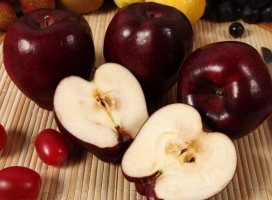蛇果和苹果的区别：蛇果多为锥形而苹果多为圆形