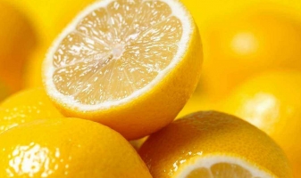 柠檬能祛斑吗：多喝柠檬水或用柠檬敷脸可淡化色斑