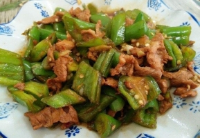 辣椒炒肉：是最具代表性的湘菜之一