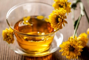 哺乳期能喝菊花茶吗：可以，菊花茶有散风清热、清肝明目和解毒消炎等作用