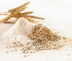 小麦粉和面粉的区别：小麦粉是小麦直接磨成的粉，是粗粮；