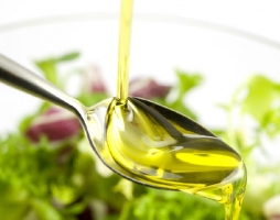 橄榄油的食用方法：橄榄油被称为液体黄金，多食可预防衰老