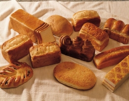 做面包用什么面粉：做面包用的是高筯粉，做蛋糕用的是低筯粉