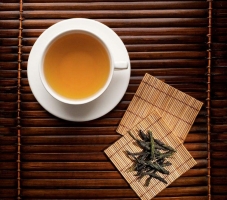 苦丁茶怎么喝：用优质水冲泡，选用瓷器或陶器做茶具，冲泡时量不宜过多