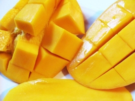芒果一天吃多少适合：大的芒果一天最多吃1-2个，小的2-3个足以；不可连续吃