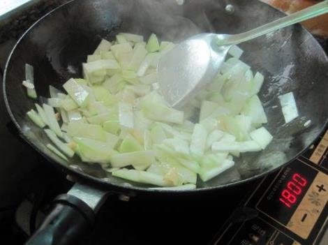 炒蒲瓜加入适量的盐