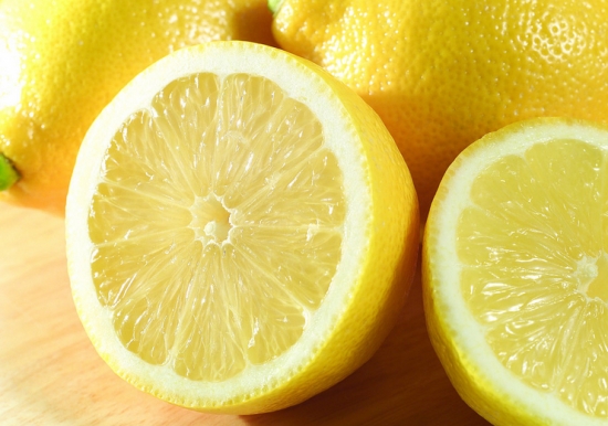 新鲜柠檬怎么泡水喝，关于九种柠檬泡水喝的方法和三种柠檬做法