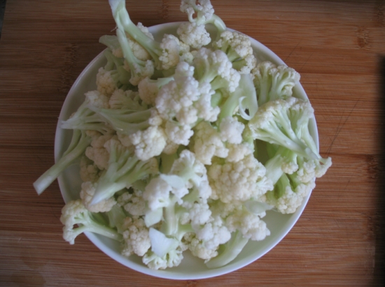 花菜的正确的清洗方法：掰开枝桠用盐水浸泡，小苏打沸水过一遍