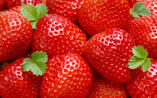 草莓怎么保存：洗干净沥去水放在保鲜盒冷冻
