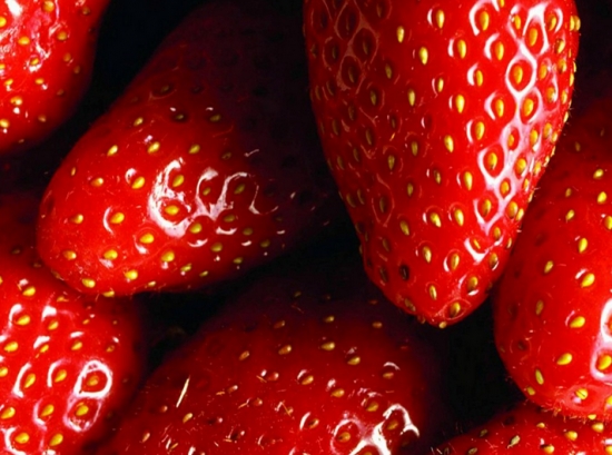草莓怎么保存：洗干净沥去水放在保鲜盒冷冻