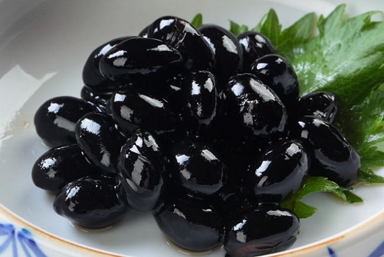 醋泡黑豆的正确做法：醋泡黑豆可用熟豆或炒豆制作