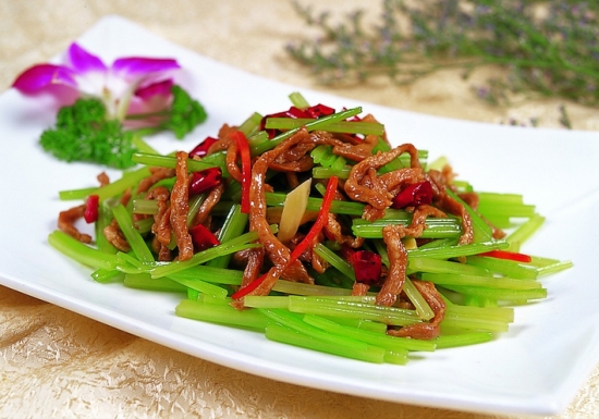 芹菜怎么做好吃：简单又美味的芹菜家常菜做法介绍