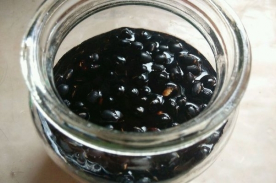 醋泡黑豆什么时候吃：醋泡熟黑豆两周可食，生黑豆需半年至一年