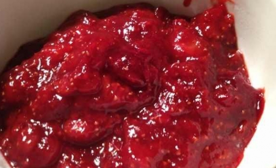草莓能美白牙齿吗：草莓中含有苹果酸，可清除牙齿表面污渍
