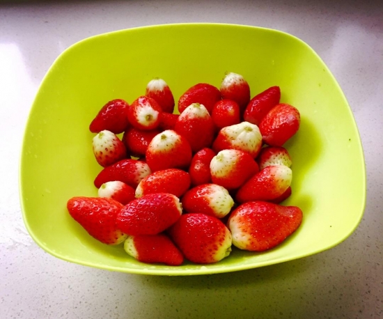 草莓果汁怎么做：草莓加白糖以10:1的比例直接榨汁