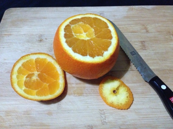 盐蒸橙子功效：可止渴化痰，对热咳有一定的作用，但不适合寒咳