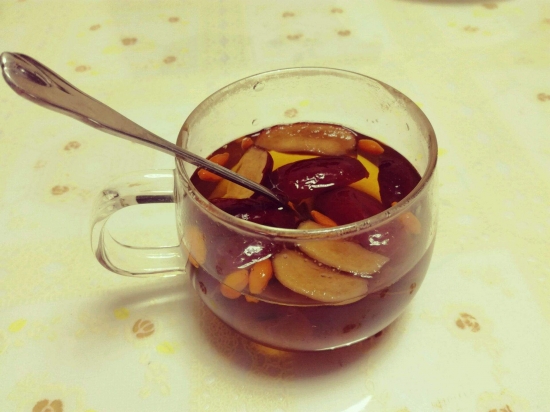 桂圆红枣枸杞茶：有补气养血、安神的作用