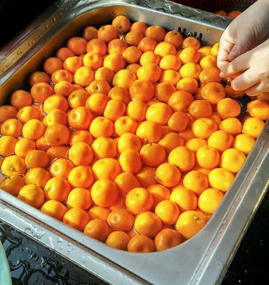 咸金桔的制作方法：腌制的时候，要保证金桔和容器不能有水