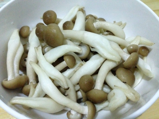 蟹味菇的做法：味比平菇鲜，肉比滑菇厚，口感极佳
