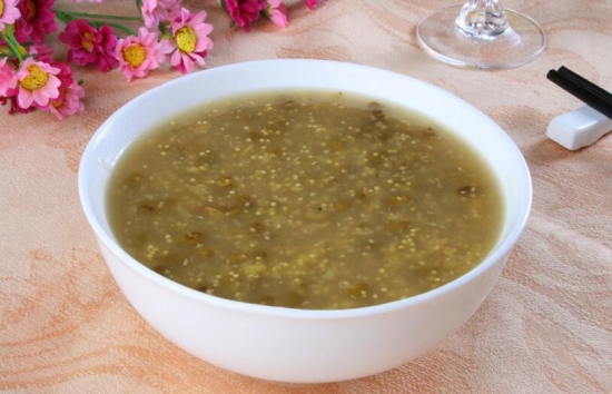 绿豆粥怎么做：绿豆粥具有清热解毒，消暑除烦之功效