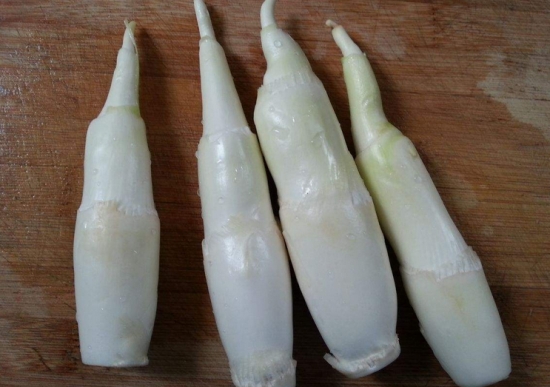 茭白是什么：茭白又称菰笋，高笋；唐代以前，茭白被当作粮食作物栽培。