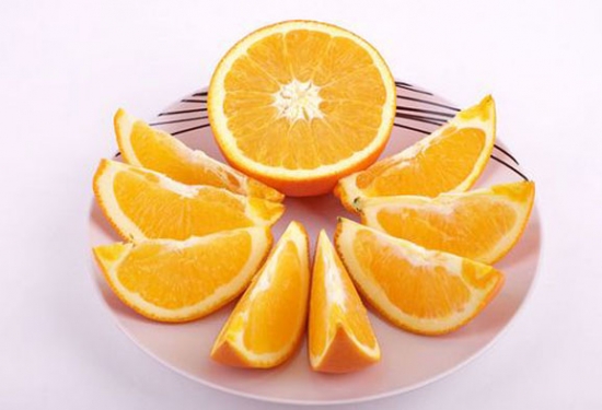 孕妇能吃橙子吗：橙子含大量维生素C，有助于胎儿的脑部发育