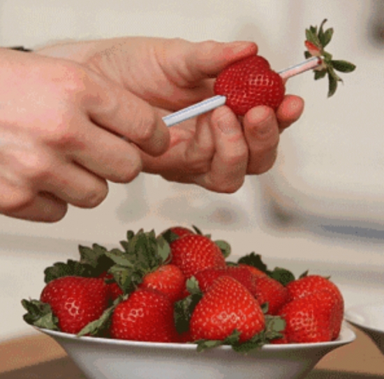 草莓去蒂的方法