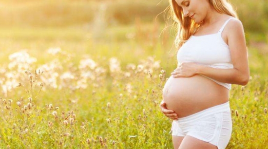 孕妇能吃百香果吗：可以，百香果有助于孕妇舒缓焦虑紧张，加深睡眠