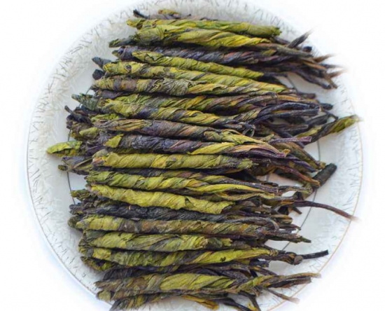 苦丁茶是什么：由冬青科属的常绿乔木的叶子经过加工、烘焙而制成的