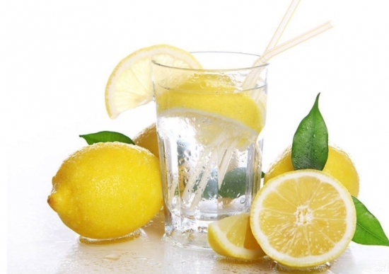 柠檬和绿茶可以一起冲泡吗：可以；柠檬性温，可以缓解绿茶的寒凉