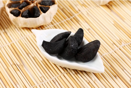 黑蒜是什么：黑蒜是由鲜大蒜放在恒温60摄氏度发酵40天而成的天然食品