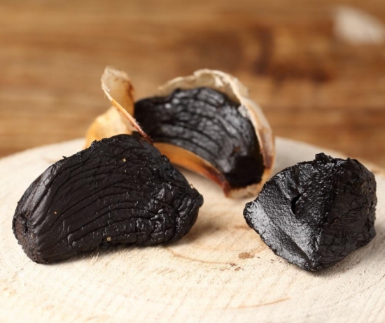 黑蒜是什么：黑蒜是由鲜大蒜放在恒温60摄氏度发酵40天而成的天然食品