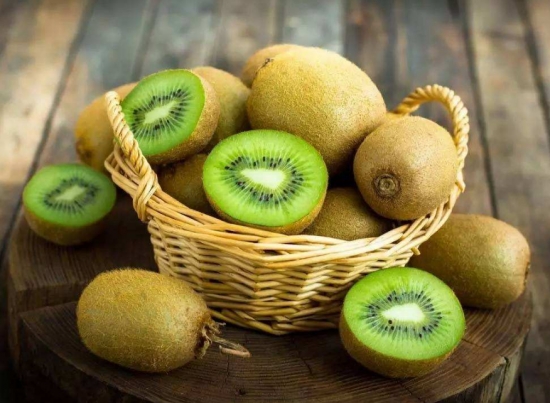 猕猴桃属哪类水果：猕猴桃科植物猕猴桃的果实，属于浆果类