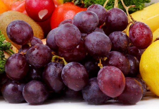 吃葡萄要不要吐葡萄皮：从营养的角度考虑，建议吃葡萄不要吐葡萄皮