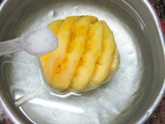 菠萝为什么要用盐水泡：菠萝含有叫菠萝朊酶的致过敏物质，盐水浸泡使其失去活性